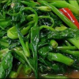 ผัดผักบุ้งกับข้าว