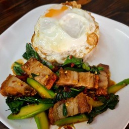 ข้าวราดคะน้าหมูกรอบ