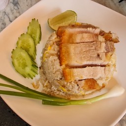 ข้าวผัดหมูกรอบ