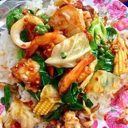 ผัดฉ่าทะเลราดข้าว