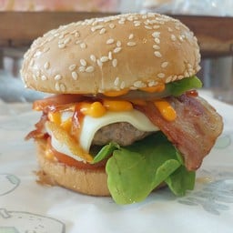 เบอร์เกอร์หมูเบคอนชีส