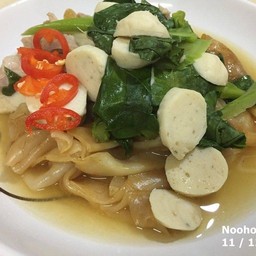 ราดหน้า ลูกชิ้นปลา