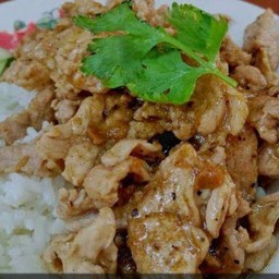 ข้าวหมูกระเทียม