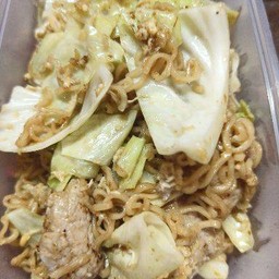 มาม่าผัดไข่ใส่กะหล่ำปลี