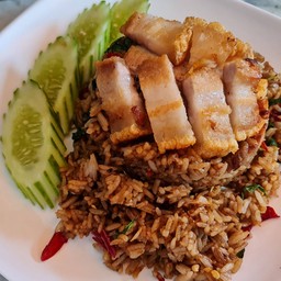 ข้าวคลุกกระเพราหมูกรอบ