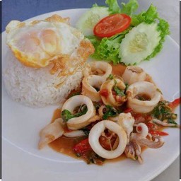 ข้าวกะเพราปาหมึก