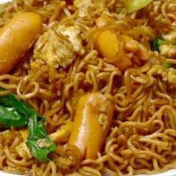 มาม่าผัดไข่ หมูสับ+ ไส้กรอก