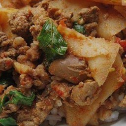 ข้าวกะเพราหน่อไม้ดองเครื่องในไก่