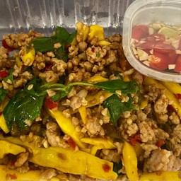 กะเพราหมูสับหน่อไม้ กับข้าววว ฟินเว่อร์