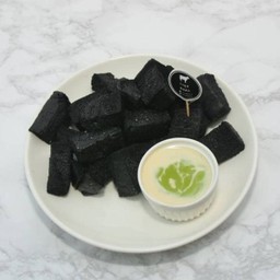 ขนมปังชาโคลล้วนสังขยาใบเตย