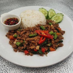 ข้าวผัดกระเพราหมูสับจำแลง