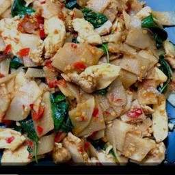 ข้าวกะเพาหน่อไม้ดองไก่