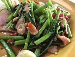 ผัดผักบุ้ง หมูชิ้น