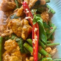 ผัดพริกแกงหมูชิ้นกับข้าวว