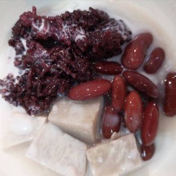 ข้าวเหนียวดำ เผือก ถั่วแดง น้ำกะทิสด