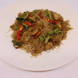 เส้นหมี่ผัดกระเฉดหมูสามชั้นเจ