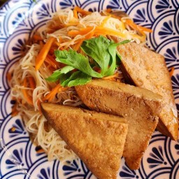 ก๋วยเตี๋ยวคลุกเต้าหู้ตุ๋น