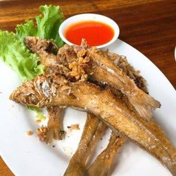 ปลาทรายทอดกระเทียม