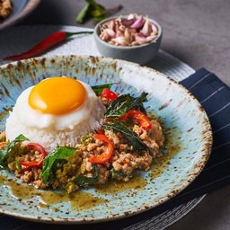 ผัดกะเพราไข่เยี่ยวม้าหมูสับ,ราดข้าว,ไข่ดาว