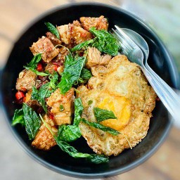 ข้าวกะเพราหมูกรอบ+ไข่ดาว