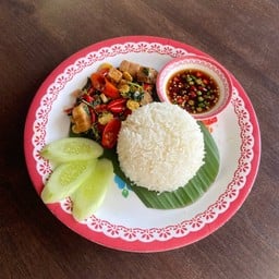 ข้าวกระเพราหมูกรอบ เจ