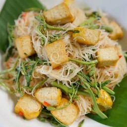 ผัดหมี่เต้าหู้กรอบไฟทะลุ (มังสวิรัติ)