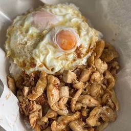 กระเทียมถาดไก่ (แถมไข่ดาว 2 ฟอง)