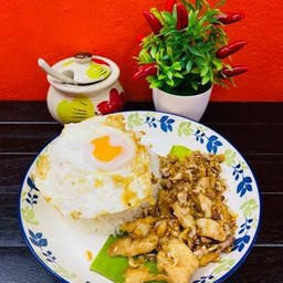 ไก่กระเทียม (ราดข้าว)
