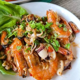 ทะเลคั่วพริกเกลือ (กับข้าว)