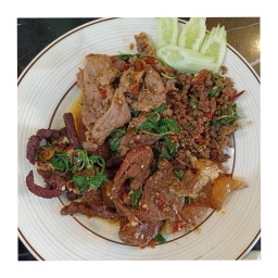 กระเพราเนื้อรวม 4 อย่าง