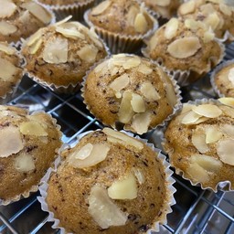 เค้กกล้วยหอมหน้าอัลมอนด์ 7 ชิ้น