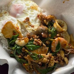 ถาดรวมมิตร พริกเผาใบกะเพรา (แถมไข่ดาว 2 ฟอง)