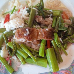 ผัดผักบุัง  หมู   ราดข้าว