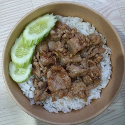 ข้าวราดหมูหมักกระเทียม