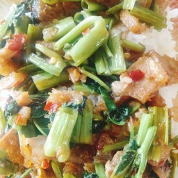 ผัดผักบุ้งหมูกรอบ