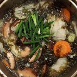 แกงจืดวุ้นเส้นเห็ดรวมสาหร่าย (มังสวิรัต)