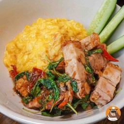 ข้าวไข่ข้นหน้ากระเพาหมูกรอบ