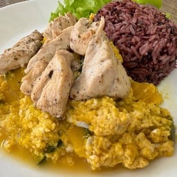 ข้าวฟักทองผัดไข่ เพิ่มอกไก่