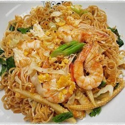 ผัดมาม่ากุ้งใส่ไข่