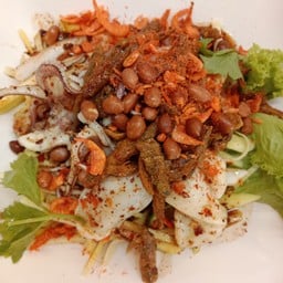 ยำมะม่วงปลาหมึก ปลากรอบ