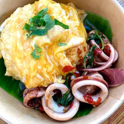 ข้าวไข่ข้นกระเพราปลาหมึก