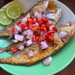 ปลาทูเค็มพร้อมเครื่องยำ(ไชร์สวย)