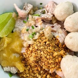 ก๋วยเตี๋ยวแห้งหมูหมักลูกชิ้น