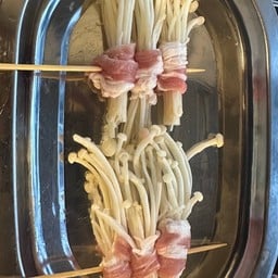 สามชั้นพันเห็ดเข็มทอง