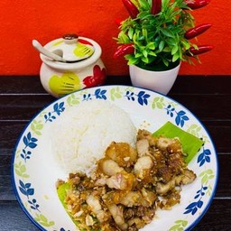 หมูกรอบกระเทียม (ราดข้าว)