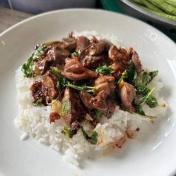 ข้าวกระเพราเครื่องในไก่