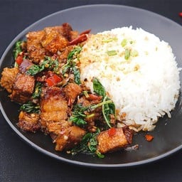 ข้าวกระเพราหมูกรอบ HERO