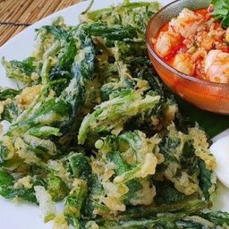 ยำผักบุ้งทอดกรอบกุ้งสด