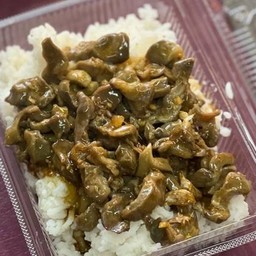 ข้าวราดกระเทียมเครื่องในไก่ (กึ้น)