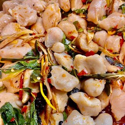 ผัดลูกชิ้นปลา